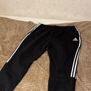 Adidas mjukis byxor  - Adidas mjukis byxor, jätte sköna, har endast tagit på mig 1-2 gånger, jätte bra skick 