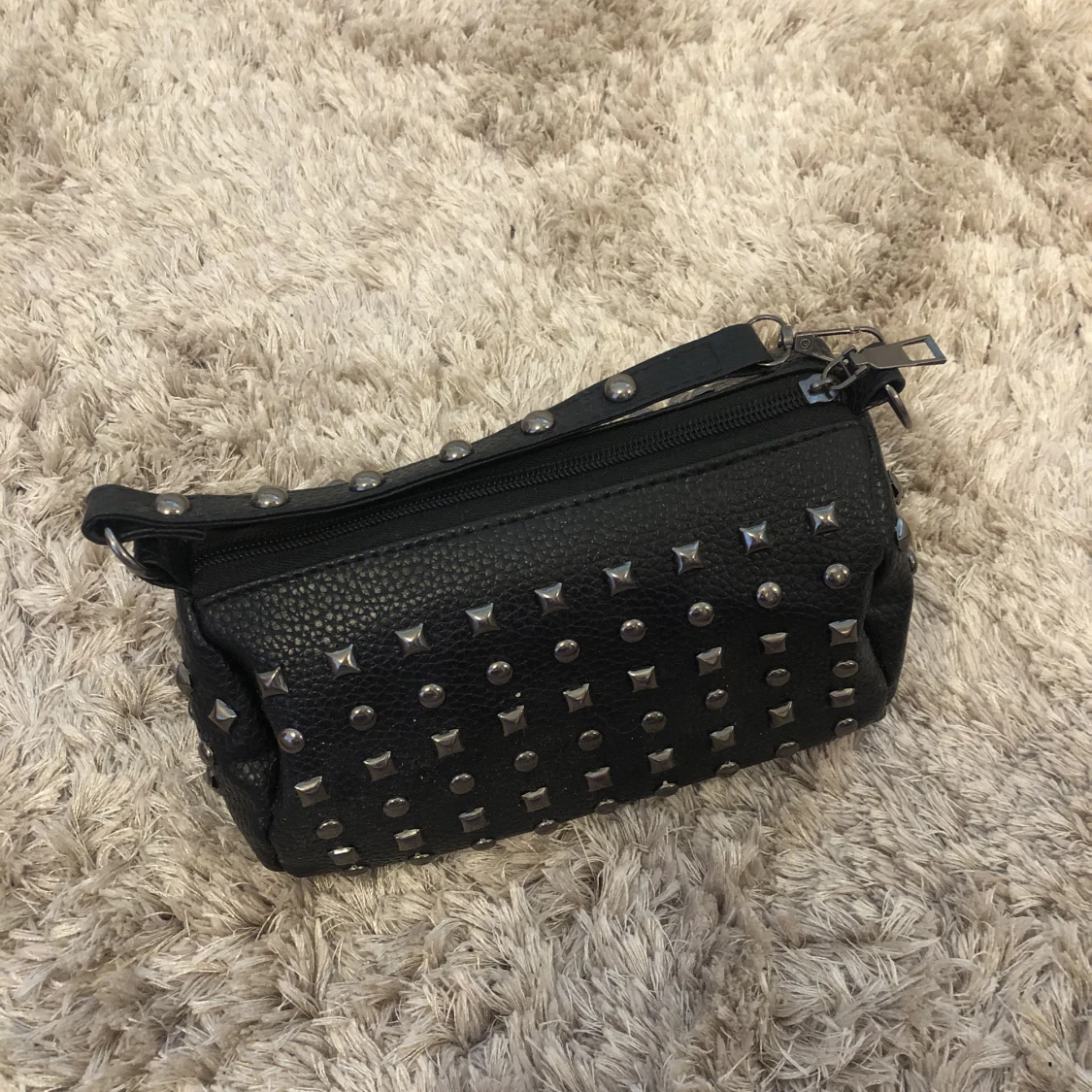 Svart väska med nitar