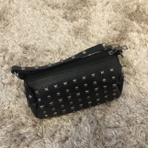 Svart väska med nitar - Denna är köpt från Shein och andvänd få gånger, Långt band tyvärr borta.