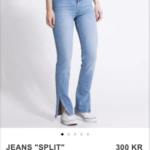 Jeans med slits  - Säljer helt oanvända jeans då det är för långa för mig (Short length) (Prislappen finns kvar) 