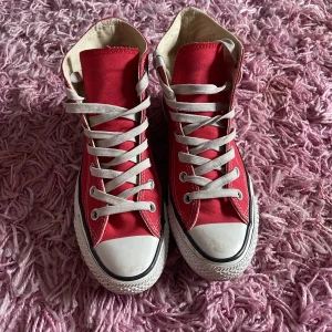 Röda Converse - Säljer mina Converse pågrund av att de är för små för mig 