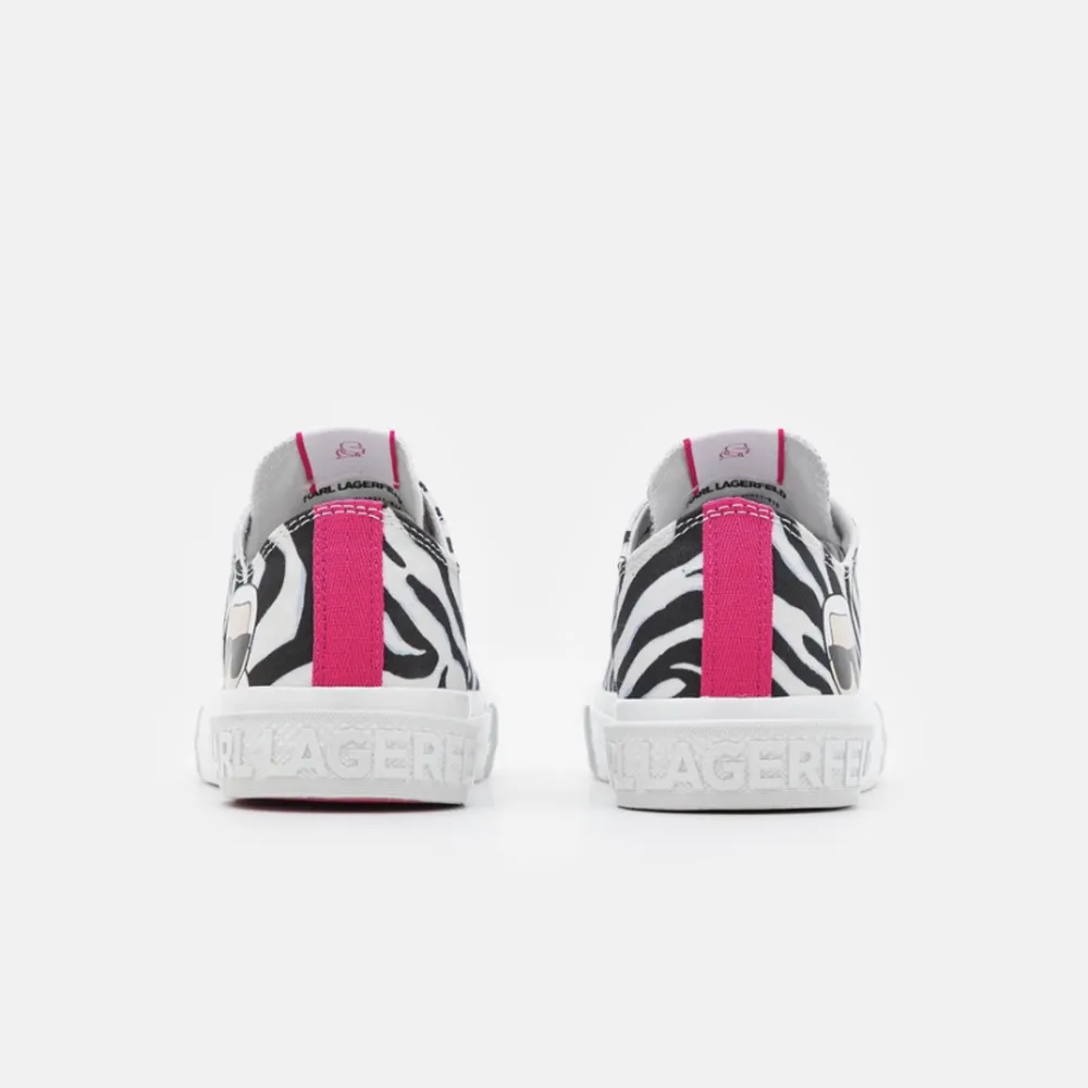 Tänkte kolla intresset på dessa skitcoola skor med rosa sula från Karl Lagerfeld, älskar dom men de är tyvärr lite små så dom kommer inte till användning så ofta. . Skor.