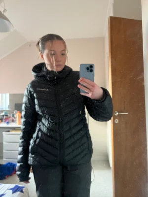 Peak performance  - Säljer min frost down hood jacket från peak performance dam pga att den är förstor. Det är inga skador på jackan! Det är en äkta jacka som är använd ett fåtal gånger, det är ingen doft som har fastna och det finns inga djur i huset.  (Köpare att för frakt