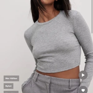 Grå topp - Grå topp, det perfekta basplagget💕 storlek s, säljer för 90kr + fralt