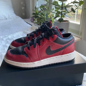 Jordans - ett par skitcoola jordan lows!! använda men i fint skick🤍🤍 hör av er vid frågor eller för fler bilder!