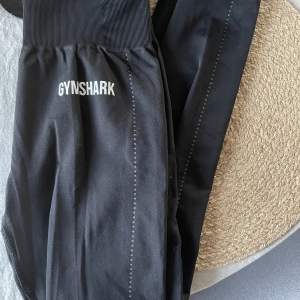 Svarta gymshark tights i storlek S, använda få gånger, logga på höft