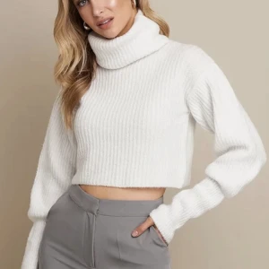 Stickad Tröja -  Tröjan är i gott skick och från Linn Ahlborgs kollektion med NAKD. Huuuuur skön som helst med lönga ärmar och polokrage.  Säljer dö den intr kommer till användning🌸🌹  (Säljer även likadan tröja i svart om det skulle finnas intresse)