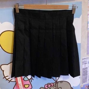 Svart veckad kjol - Säljer pga att den är väldigt förstor och har redan en ungefär likadan. Är aldrig använd och skulle säga att storleken är S-M. Du står även för frakt! 💗