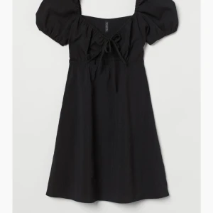 Klänning  - Säljer denna söta klänning från hm som aldrig kommit till användning💗skriv för fler bilder!