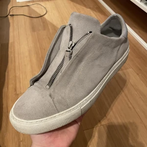 Axel Arigato Clean 90 zip  - Storlek 44 Använda men i bra skick Dustbag medföljer