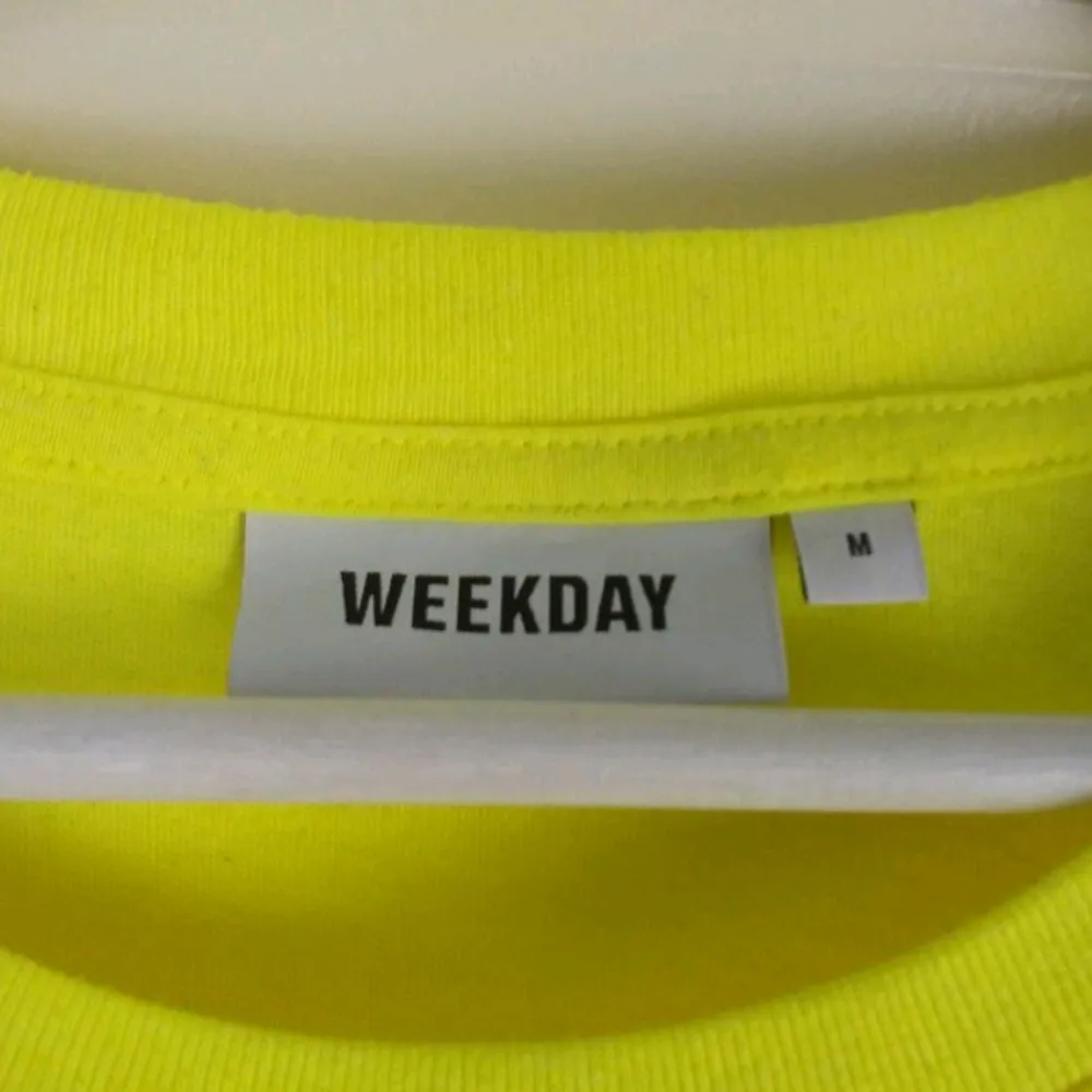 Oversized T-shirt från Weekday. Den ser gul ut på bilderna men den är neon grön. Köpt för 200kr tror jag. . T-shirts.