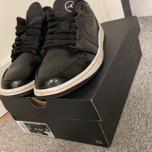 Jordan 1 low se asw  - Säljer mina skor använda typ 6 gånger. Dom stiger i priset köpte dom på footlocker för 1349kr. Jag har kvar kvittot just nu kostar dom skorna nya runt 1800kr.