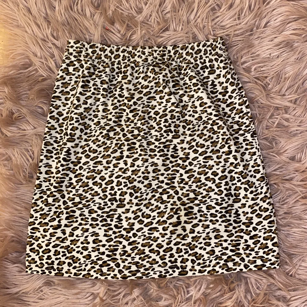 En fin, tajt leopardmönstrad kjol i storlek xs från shein💕. Kjolar.
