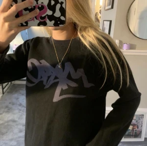 Marc Jacobs tröja - Säljer denna super snygga Marc Jacobs tröjan!! Bilderna är från förra ägaren (finns bara dessa bilder)!❤️