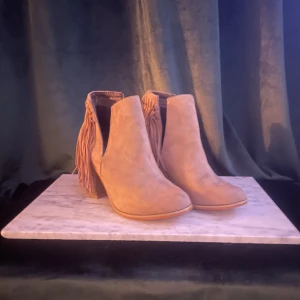 Klackar - Beige klackakor med fransar. Knappt använda 