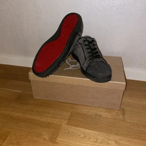 Christian Louboutin skor - Christian Louboutins Storlek 43,5 Skick 7/10 Kom om vid intresse, trades går också