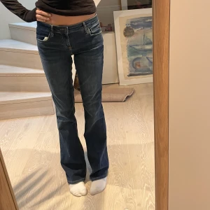 lågmidjade bootcut från zara - slutsålda bootcut jeans med låg midja från zara, jag är 1,76. 