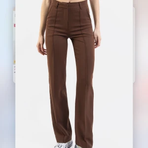 Kostymbyxor Madlady  - Kostymbyxor från Madlady, super sköna och snygg passform🤍 storlek 36! Nypris 600 säljer för 120kr 🤍