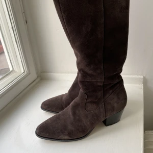 Snygga cowboy boots - Säljer mina snygga högskaftade bruna mockaskor som tyvärr är för små för mig