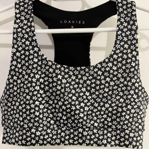 Sport topp - Jättefin sport topp från Loavies, aldrig använd då den är förstor, nypris 22 euro ( ca 240kr) strl M