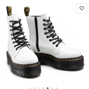 Vita dr martens  - Säljer mina nästintill oanvända Dr martens i strl 39. Använda varsamt och ett fåtal gånger. Finns en och annan skråma men det är inget som syns på avstånd. Säljer pga att jag inte har någon användning för dem. Inklöpspris 2200kr