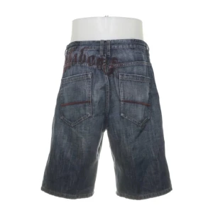 Billabong shorts med märken - Snygga Billabong shorts med röda märken, köpte härifrån fast säljer pga för stora, första bilden är lånad från förra annonsen 