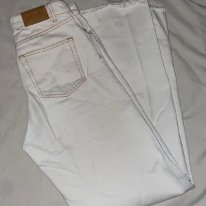 Vita jeans - Vida lite offwhite/vita byxor från Monki, bra skick men det är lite uppklippta i benen. Köpta för 400