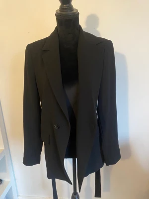 Blazer  - En helt oanvänd blazer från zara !!! Super fin på!! 