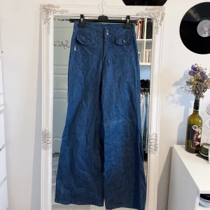 Vintage jeans  - Så sjukt snygga vintage byxor/jeans med fickor där fram och utsvängda ben. Köpta på loppis utan att prova och var alldeles för små tyvärr. Ganska tunt tyg. Lite skadade vid gylfen. Ber om ursäkt för att de är lite skrynkliga på bilden!