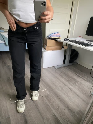 JEANS FRÅN WEEKDAY - HElt nya med prislapp på, w27 modellen heter twin denim från weekday. Nypris 600kr