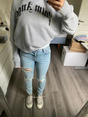 JEANS FRÅN GRLFRND - Helt nya, storlek w26 motsvara xs/s nypris 2000