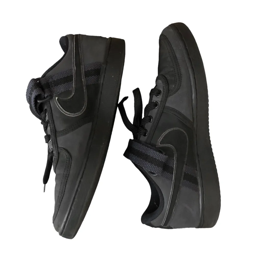 Nike skor i storlek 42. Skor.