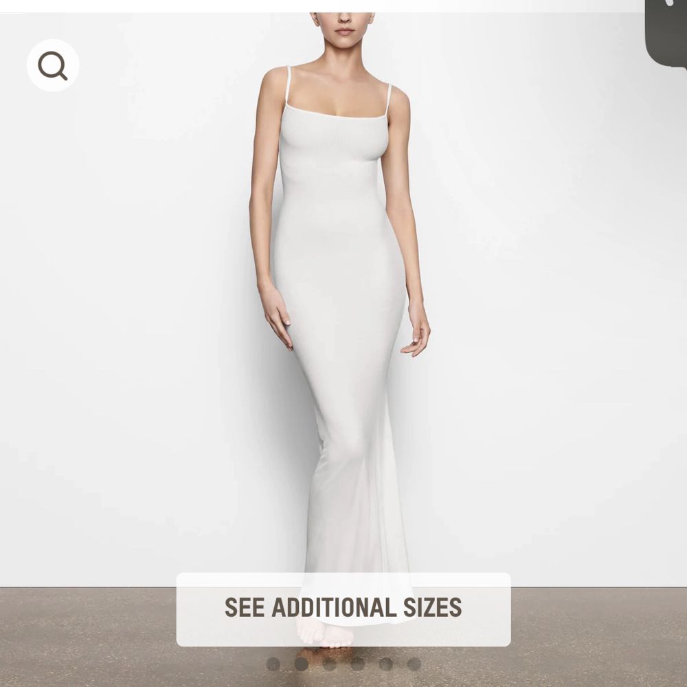 Säljer nu min vita skimsklänning i storlek S, den har inga defekter ser ut som ny och ger en extremt fina former. Säljs då jag är i behov av pengar. Skriv för egna bilder eller om ni har frågor💕. Klänningar.