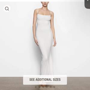 Säljer nu min vita skimsklänning i storlek S, den har inga defekter ser ut som ny och ger en extremt fina former. Säljs då jag är i behov av pengar. Skriv för egna bilder eller om ni har frågor💕