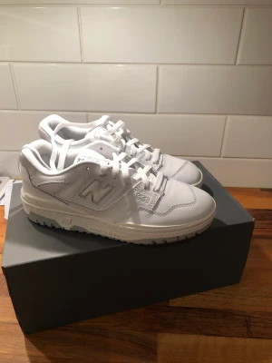 New Balance 550 - Skitsnygga, helt nya och oanvända New Balance 550 skor.  Skorna var tyvärr för små för mig, annars hade jag helt klart behållit dem. Om det är någon som har dessa i strl 39 byter jag gärna, annars är priset 1000 kr+ frakt. Orig. kartong medföljer!