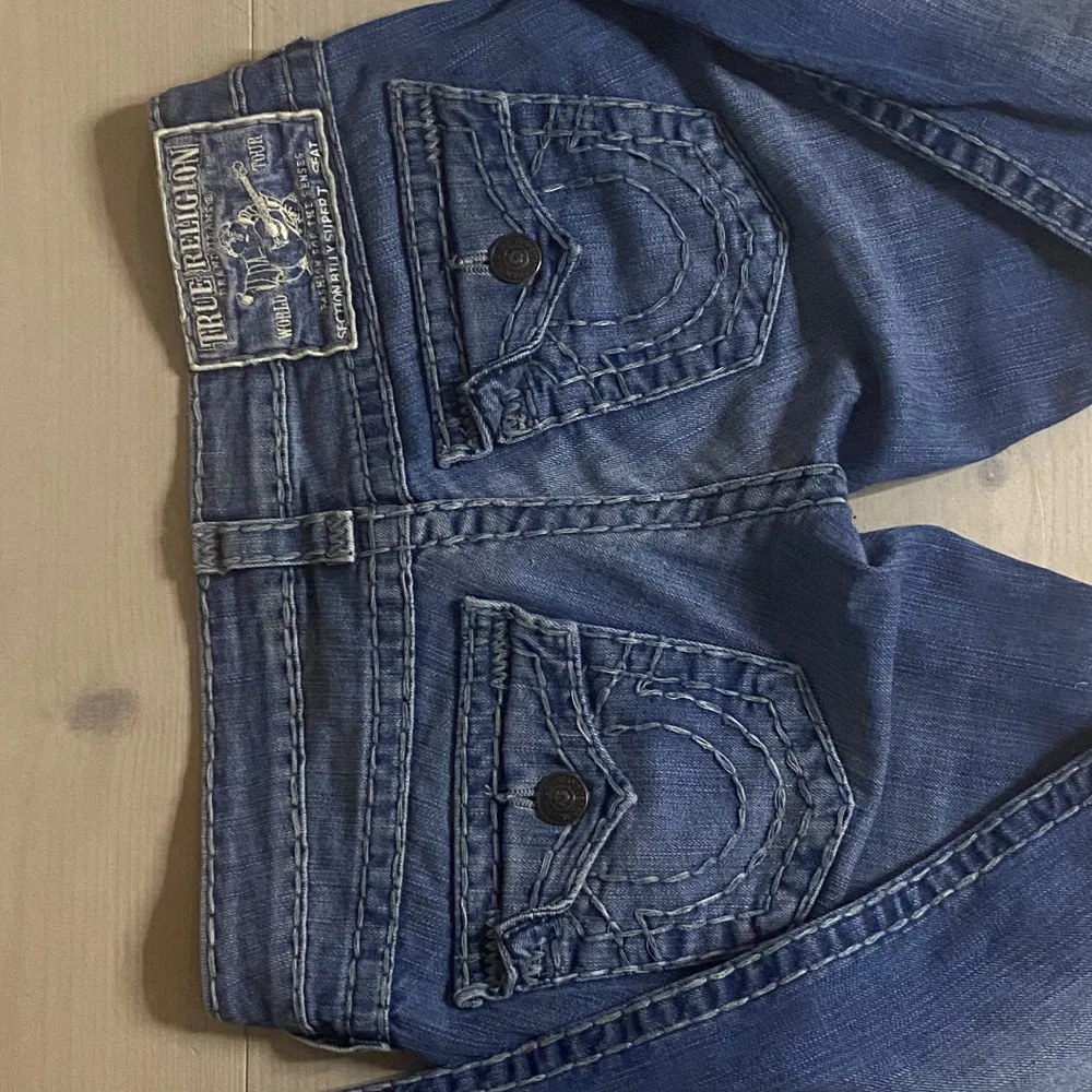 Följ mig gärna då jag lägger upp liknande plagg 🌼 . Säljer mina true religion jeans. Fick hem dem igår men är liiiite för små för att knäppa på mig. Perfekt skick och i storlek 25 (34 i eu). Dem är lågmidjade och lite pösigare längst ner . Jeans & Byxor.