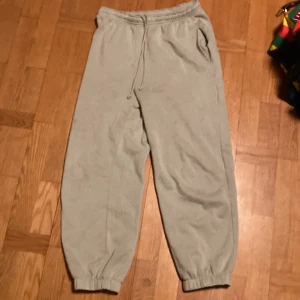 beige mjukis byxor - Beiga med en svag tint av grön mjukis byxor från H&M storlek M tvättas i 40 grader