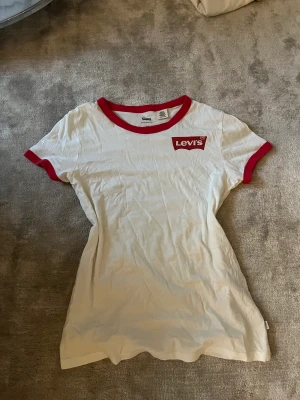 adidas t-shirt - Levis t-shirt i strlk xxs ❣️