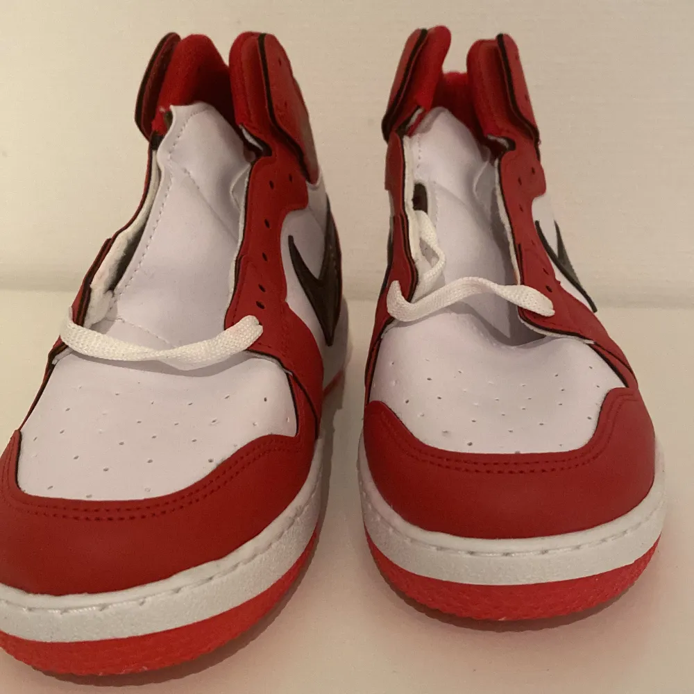 Jordan 1 skor har tre par i dessa med olika storlekar skriv till mig ifall mer bilder på skorna (fake). Skor.