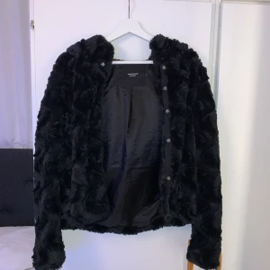 Jacka  - En jacka från Vero Moda som är i fuskpäls material, de var en födelsedagspresent som aldrig blev använd tyvärr då den var för lite