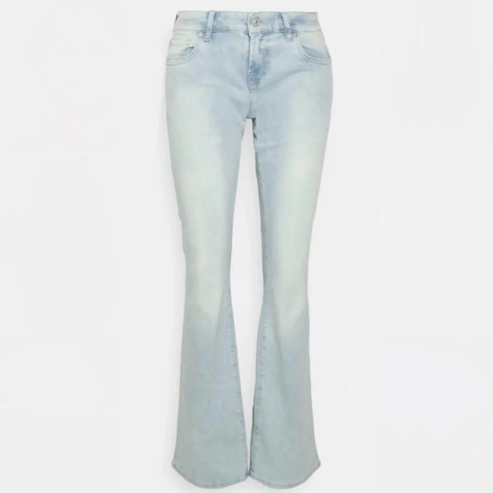 Jättesnygga Ltb jeans i modellen Roxy bootcut flared💕som nu är lite för små på mig. Jeansen är i jättebra skick och det går att få mina egna bilder på dem 💕 Nypris 579kr. Jeans & Byxor.