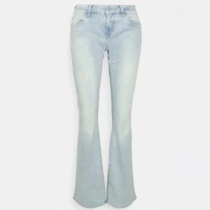 Ltb jeans  - Jättesnygga Ltb jeans i modellen Roxy bootcut flared💕som nu är lite för små på mig. Jeansen är i jättebra skick och det går att få mina egna bilder på dem 💕 Nypris 579kr