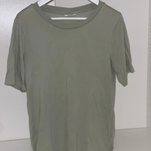 T-shirt  - 🦋Grön t-shirt  🦋Stl M 🦋Pris 50kr