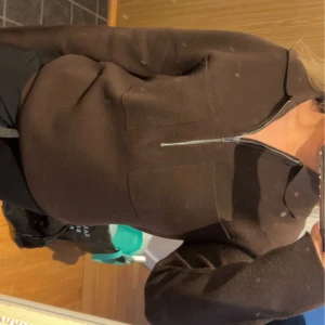 Tröja  - Säljer denna jättefina tröja från Åhléns 🤎Den är i jättefint skick, använd fåtal gånger. Hör av dig om du vill ha fler bilder!!