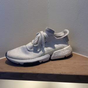 Vita adidas skor i modellen pod s3.1, sparsamt använda. Köpta för 1150 kr💕 