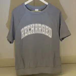 🦋 Blå t-shirt med text  🦋 Köpt på H&M 🦋 Stl M 🦋 Pris 75kr