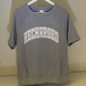 T-shirt  - 🦋 Blå t-shirt med text  🦋 Köpt på H&M 🦋 Stl M 🦋 Pris 75kr