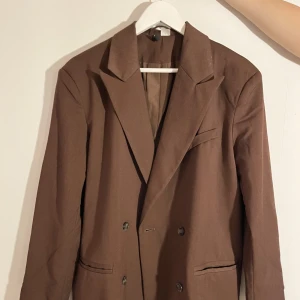 Brun kavaj/blazer  - En brun herr kavaj som jag använt som en over-sized blazer. 