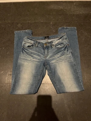 vintagejeans strl 34 (36) - supersöta men kommer inte till användning lika mycket längre. storlek 34 men sitter som en 34/36 skulle jag säga! straight fit! ❤️