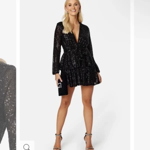Glitter klänning - Säljer denna as balla glitter klänning köpt ifrån bubbelroom. Aldrig använd - prislapp kvat och köpt för 900 kr. Oom privat för fler bilder❤️